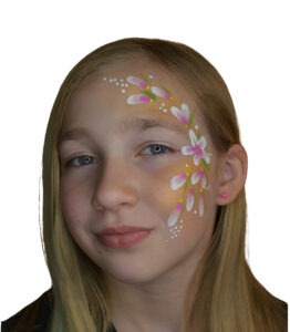 Mädchen mit Blumen-Kinderschminken und Glitzerdetails im Gesicht