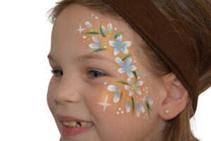 Glückliches Kind mit professionellem Kinderschminken auf einem Kindergeburtstag
