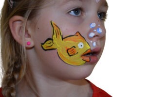 Kinderschminken mit hochwertigen Farben für Kinder auf einem Fest