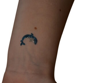 Glitzertattoo als kreatives Highlight auf einem Kindergeburtstag