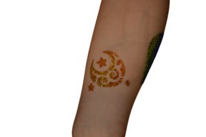 Glitzertattoo mit Glitzerfarben in der Sonne funkelnd