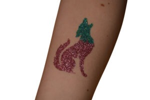 Glitzertattoo mit funkelndem Design für Kinder auf einem Event