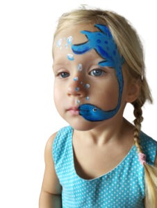 Fröhliche Kinder mit buntem Kinderschminken bei einer Feier