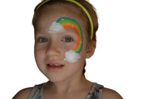 Nahaufnahme eines fertig geschminkten Gesichts mit Regenbogen-Kinderschminken